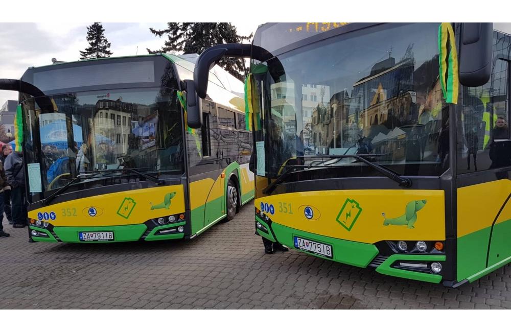 FOTO: Na Námestí Andreja Hlinku boli slávnostne odovzdané dva nové elektrobusy, foto 1