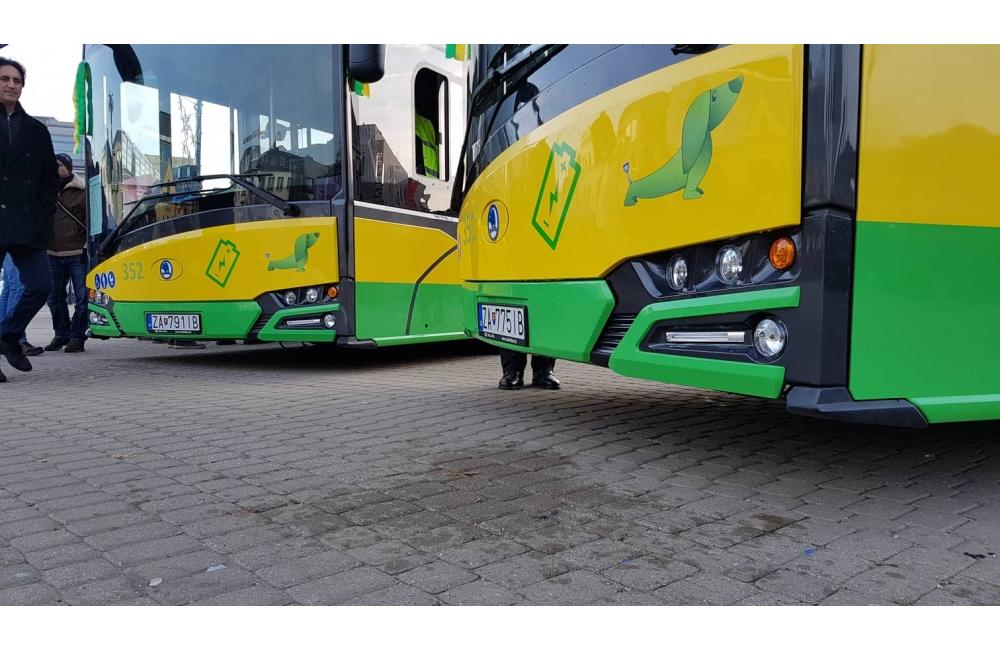 FOTO: Na Námestí Andreja Hlinku boli slávnostne odovzdané dva nové elektrobusy, foto 13