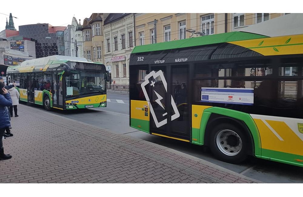 FOTO: Na Námestí Andreja Hlinku boli slávnostne odovzdané dva nové elektrobusy, foto 16