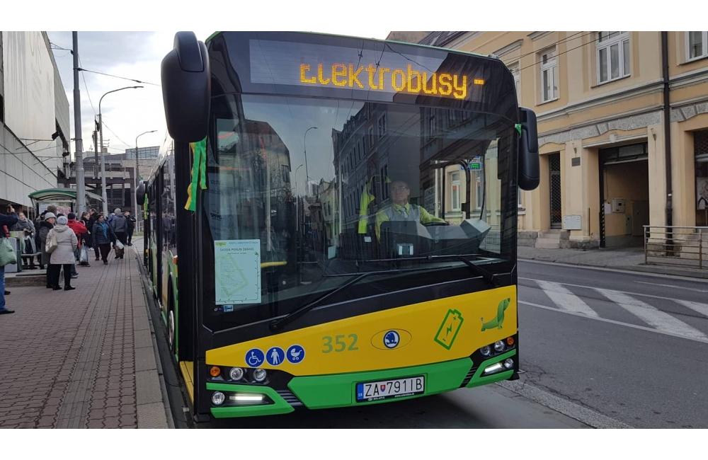 FOTO: Na Námestí Andreja Hlinku boli slávnostne odovzdané dva nové elektrobusy, foto 17