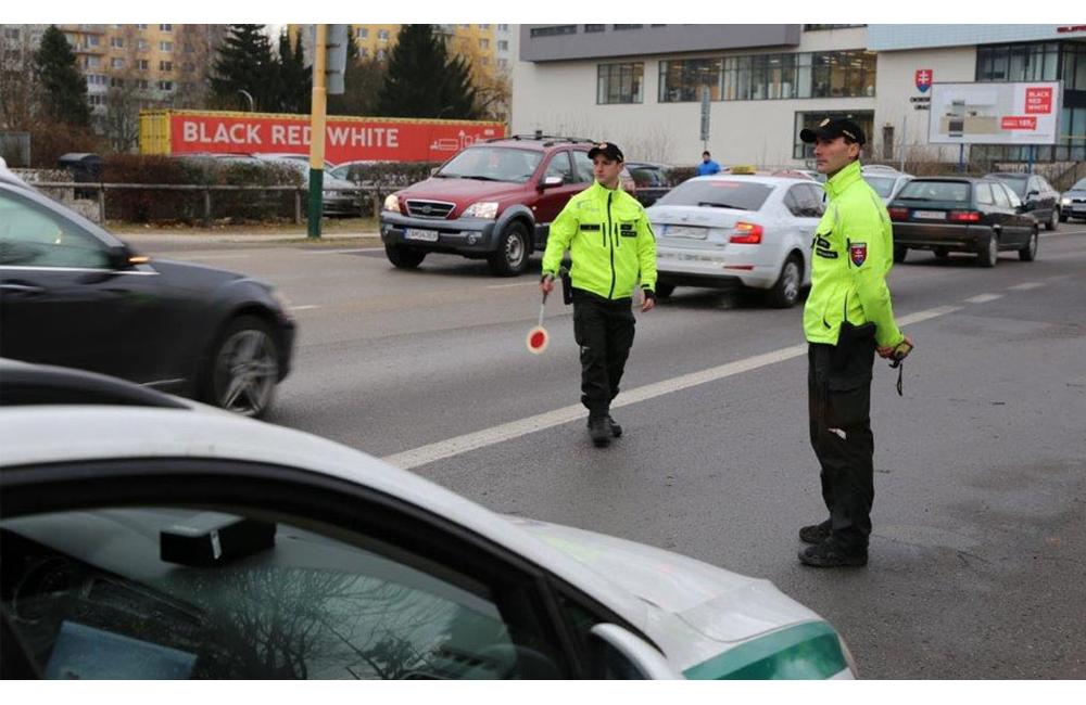 Policajti rozdávajú slušným a poctivým vodičom žolíka, foto 1