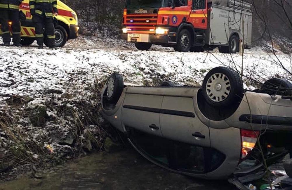 FOTO: V Lietave došlo k nehode osobného auta, to skončilo na streche v potoku, foto 2
