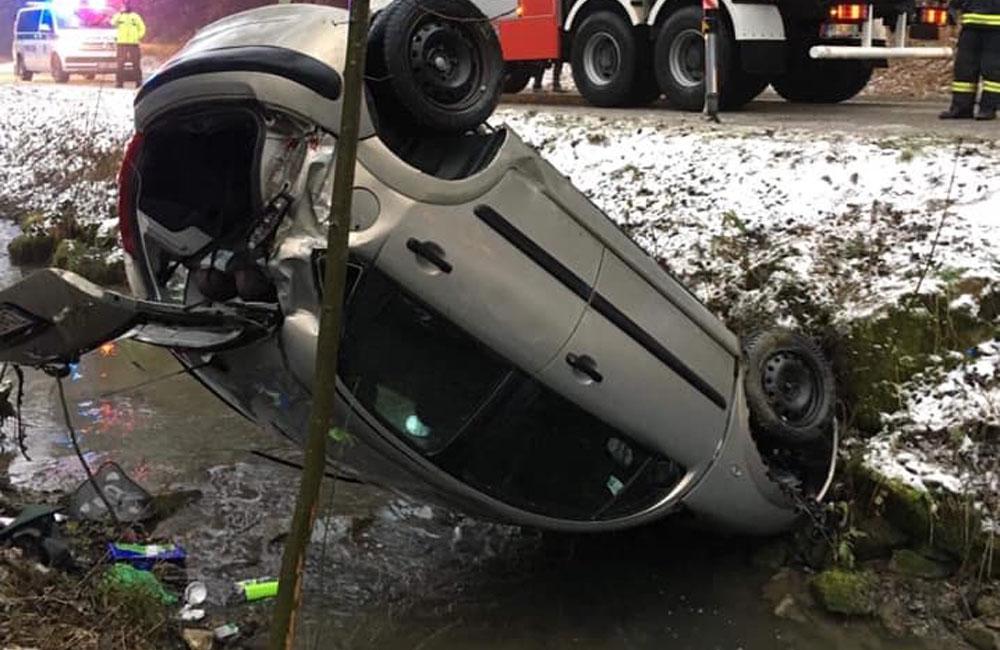 FOTO: V Lietave došlo k nehode osobného auta, to skončilo na streche v potoku, foto 3