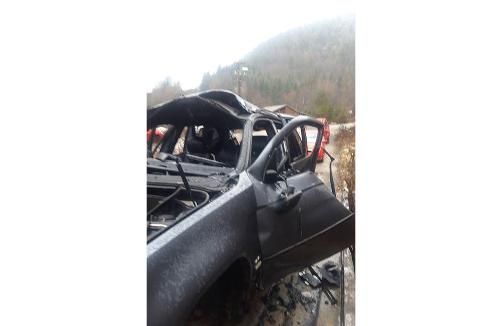 Poškodenie osobného auta v mestskej časti Považský Chlmec 1.1.2019, foto 2