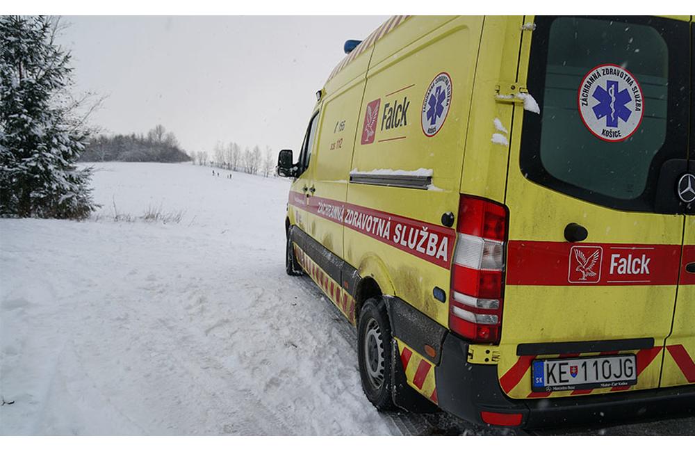 FOTO: V mestskej časti Trnové sa pri zimnej sánkovačke zranil chlapec, foto 1