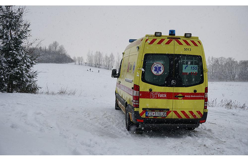 FOTO: V mestskej časti Trnové sa pri zimnej sánkovačke zranil chlapec, foto 2