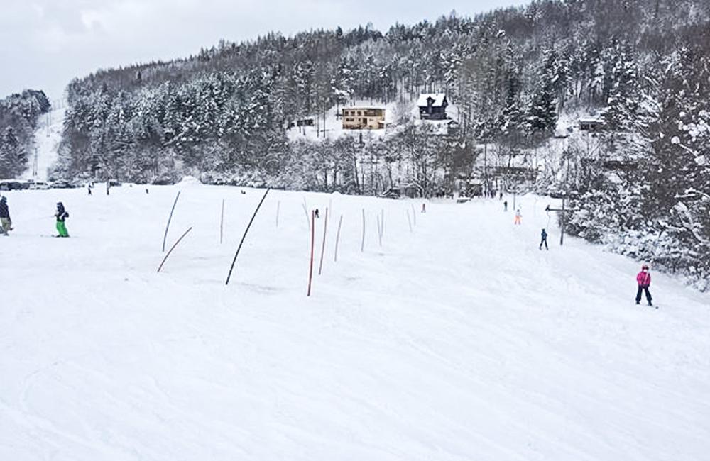 FOTO: Vo Varíne pod Jedľovinou pri Žiline sa cez víkend lyžovalo, otvorené bude aj ďalší víkend, foto 16