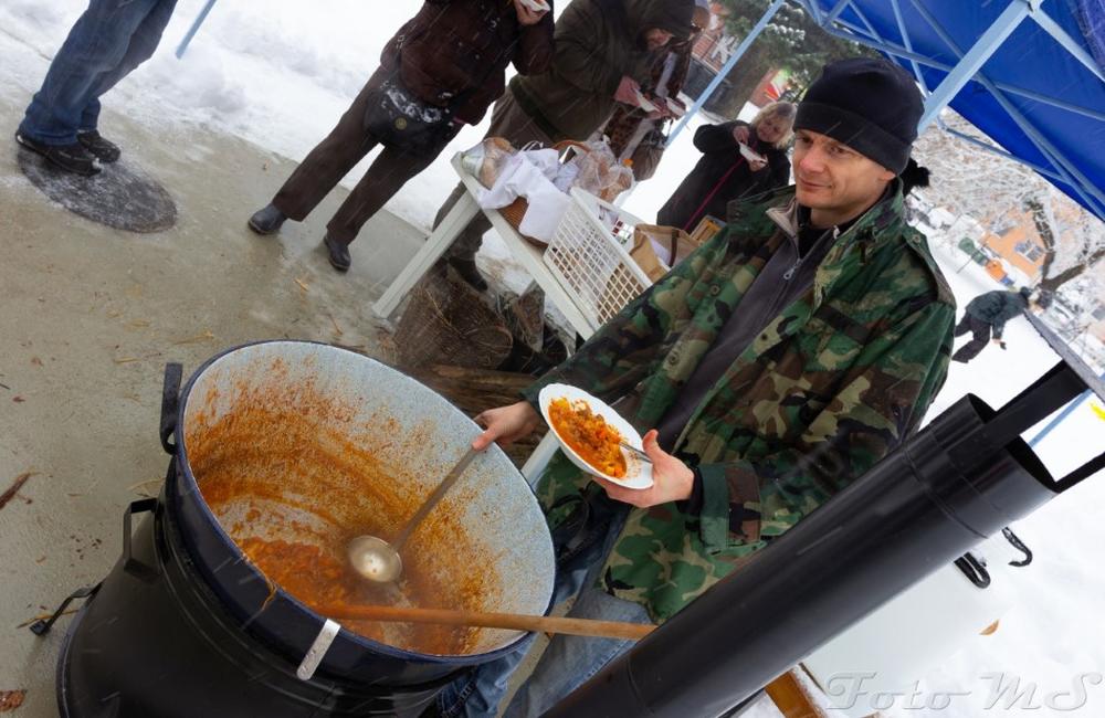 FOTO: Na novoročnom matiné v Dobšinského sade vydali 150 porcií boršču, jedlo bolo vegánske, foto 4