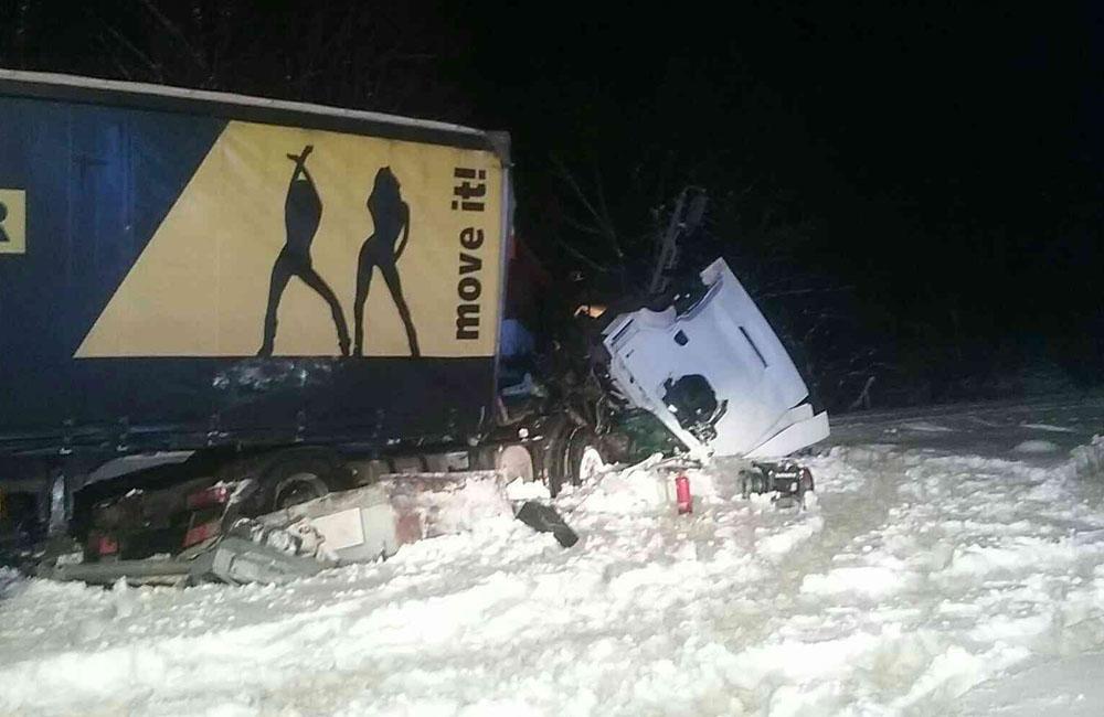 Nehoda osobného vlaku a kamióna v obci Podvysoká, okres Čadca - 10.1.2019, foto 3