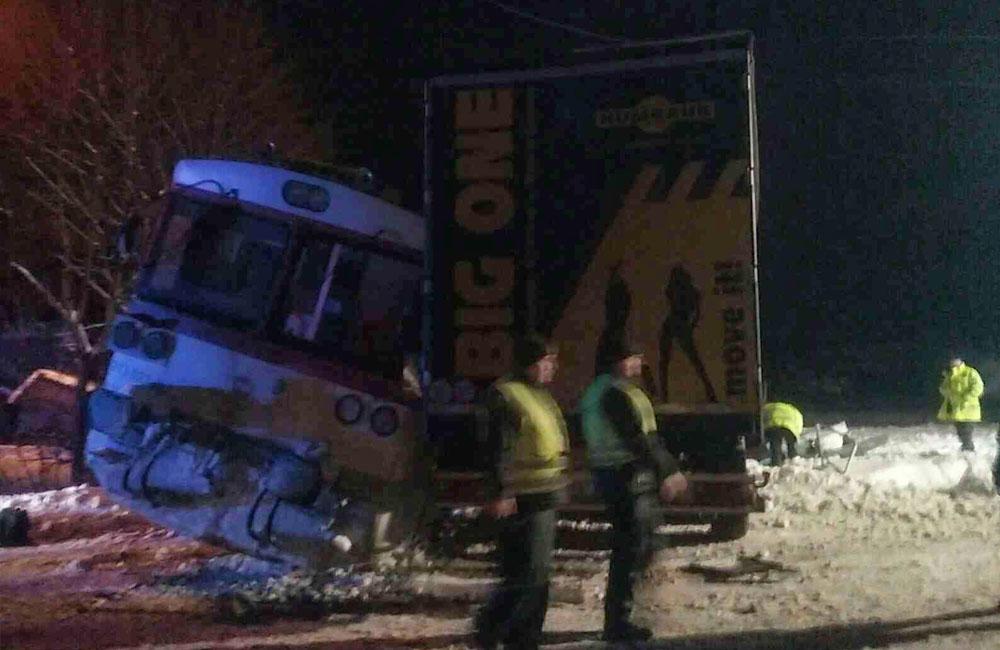 Nehoda osobného vlaku a kamióna v obci Podvysoká, okres Čadca - 10.1.2019, foto 6