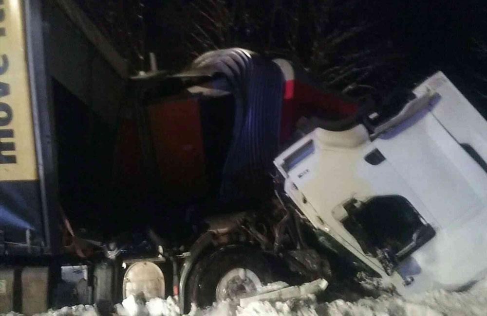 Nehoda osobného vlaku a kamióna v obci Podvysoká, okres Čadca - 10.1.2019, foto 8