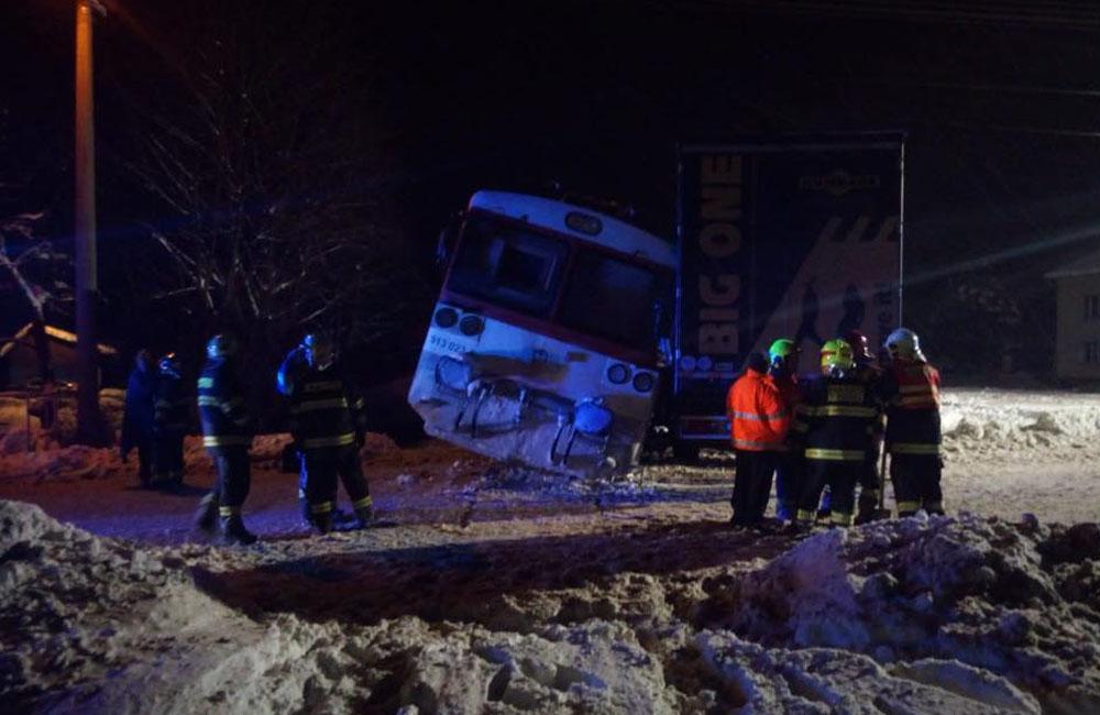 Nehoda osobného vlaku a kamióna v obci Podvysoká, okres Čadca - 10.1.2019, foto 5