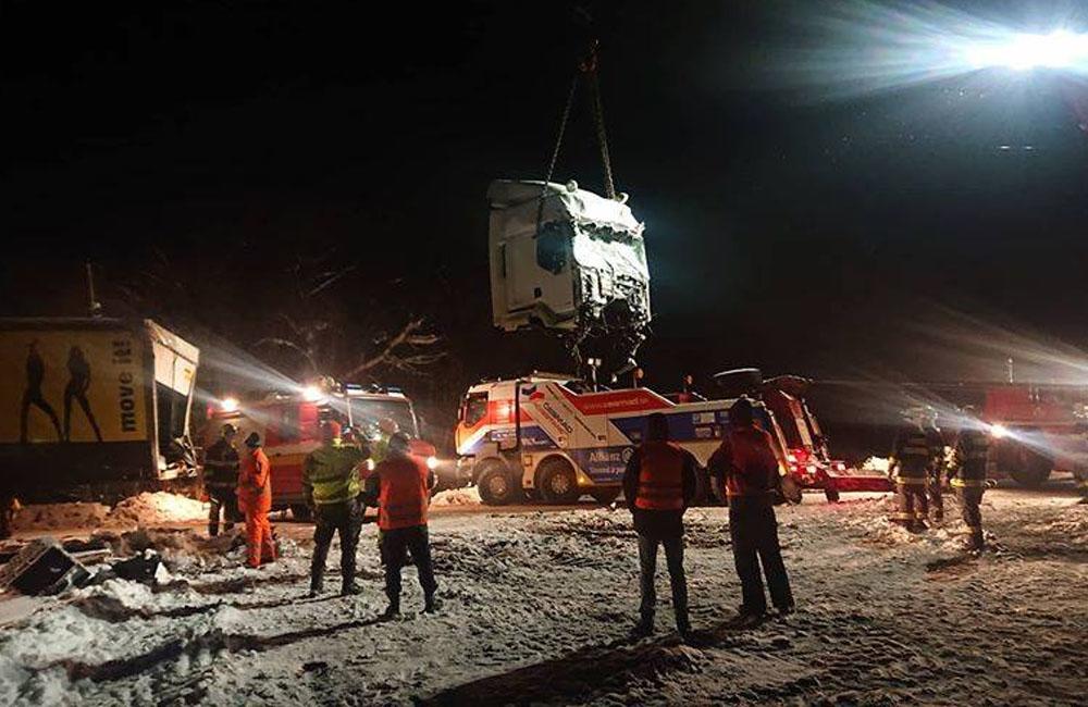 Nehoda osobného vlaku a kamióna v obci Podvysoká, okres Čadca - 10.1.2019, foto 9