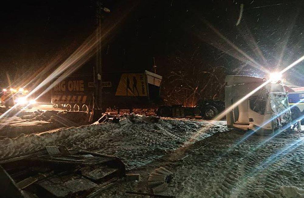 Nehoda osobného vlaku a kamióna v obci Podvysoká, okres Čadca - 10.1.2019, foto 12