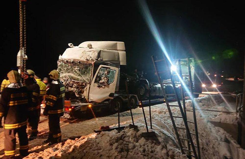 Nehoda osobného vlaku a kamióna v obci Podvysoká, okres Čadca - 10.1.2019, foto 16