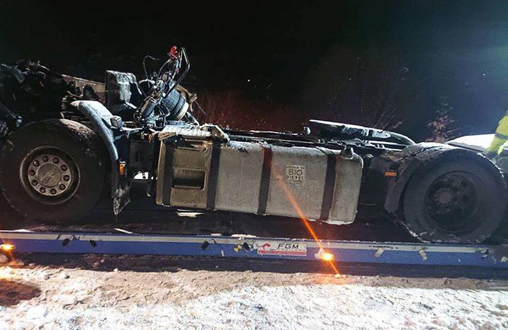 Nehoda osobného vlaku a kamióna v obci Podvysoká, okres Čadca - 10.1.2019, foto 17