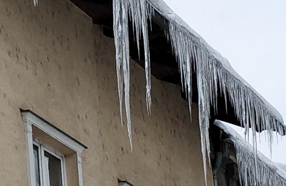 Nebezpečné cencúle na strechách domov, foto 2