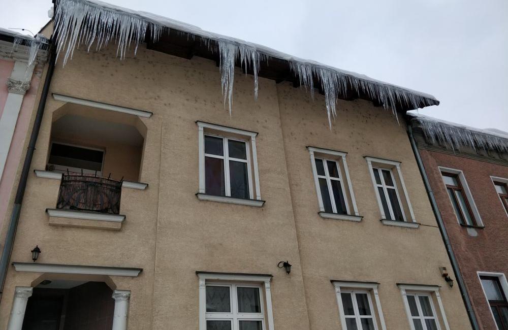 Nebezpečné cencúle na strechách domov, foto 3