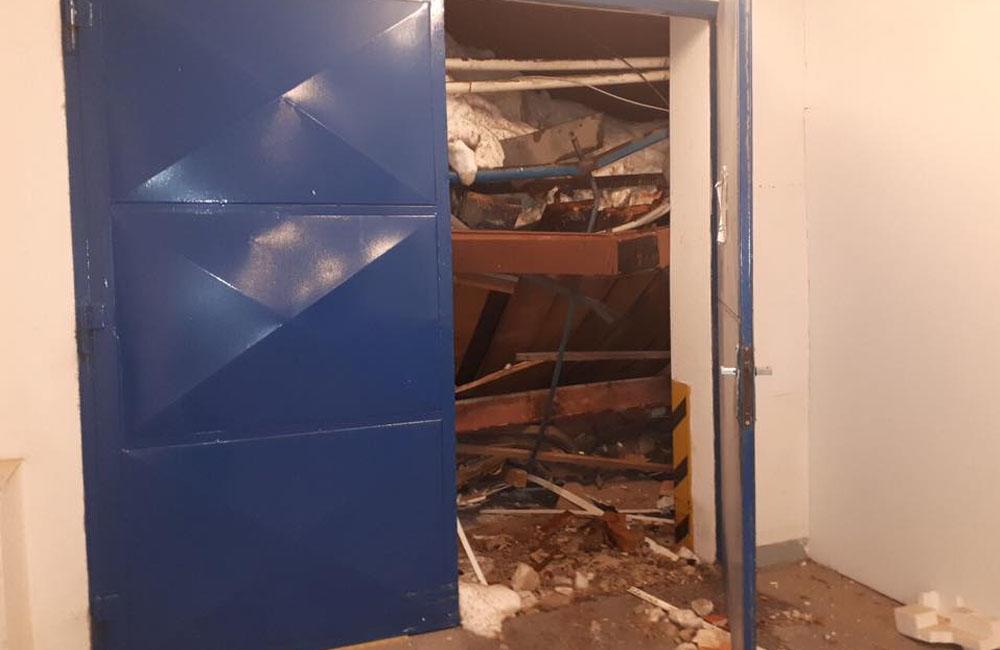 FOTO: V obci Oravská Lesná sa zrútila strecha výrobného závodu, foto 1