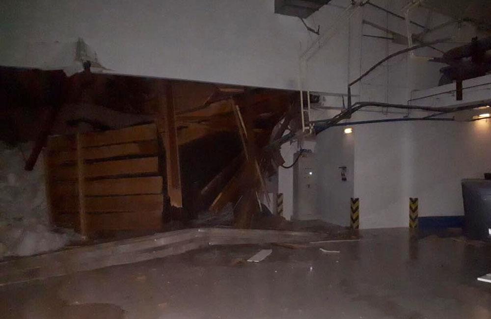 FOTO: V obci Oravská Lesná sa zrútila strecha výrobného závodu, foto 2