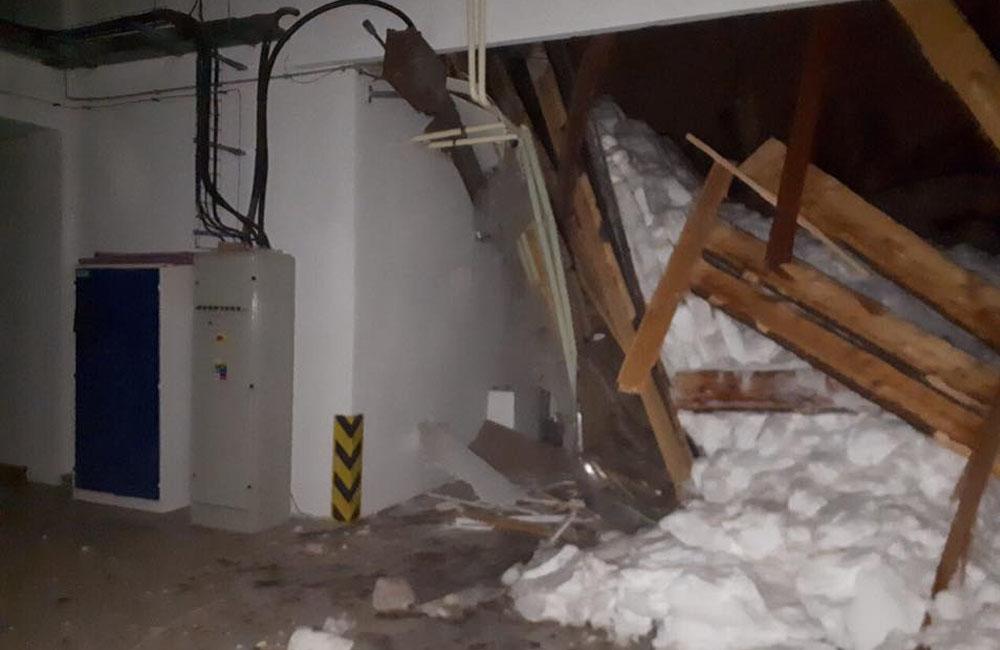 FOTO: V obci Oravská Lesná sa zrútila strecha výrobného závodu, foto 4