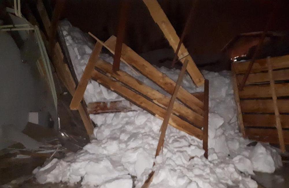 FOTO: V obci Oravská Lesná sa zrútila strecha výrobného závodu, foto 5