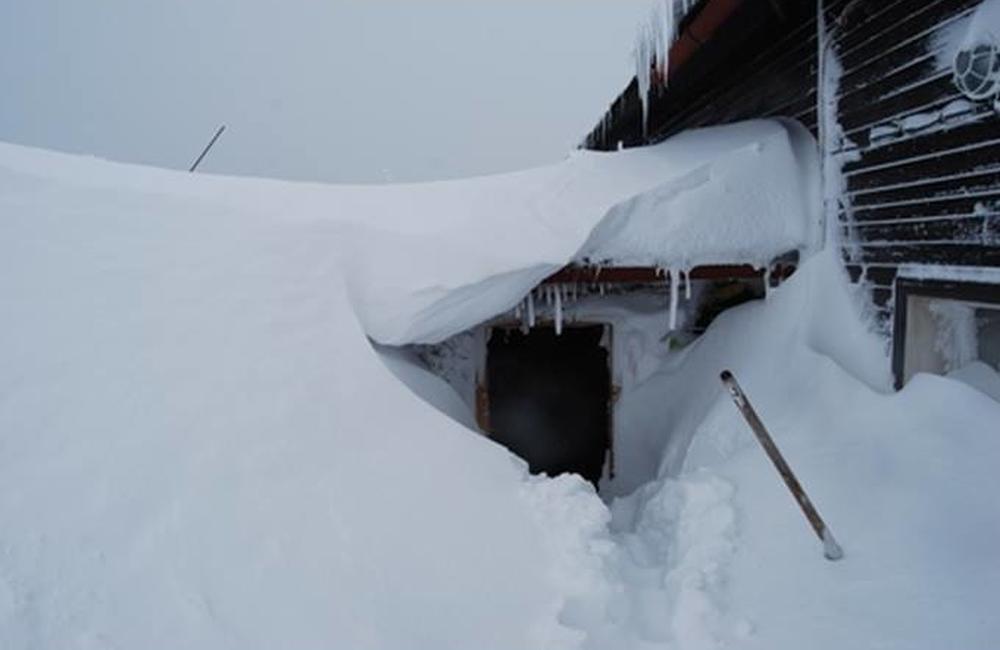 FOTO: Na tému snehovej kalamity v Žilinskom kraji vznikajú vtipné obrázky, foto 2