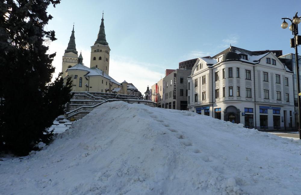 FOTO: Na Hlinkovom námestí vytvorilo mesto kopec zo snehu pre deti, foto 1