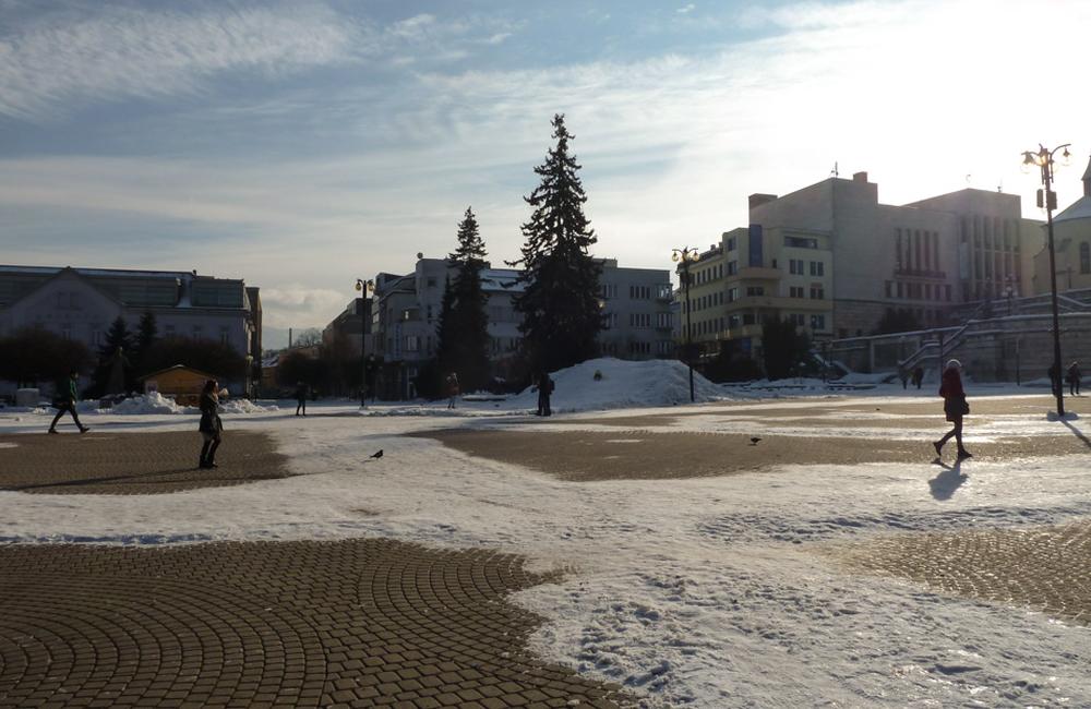 FOTO: Na Hlinkovom námestí vytvorilo mesto kopec zo snehu pre deti, foto 2