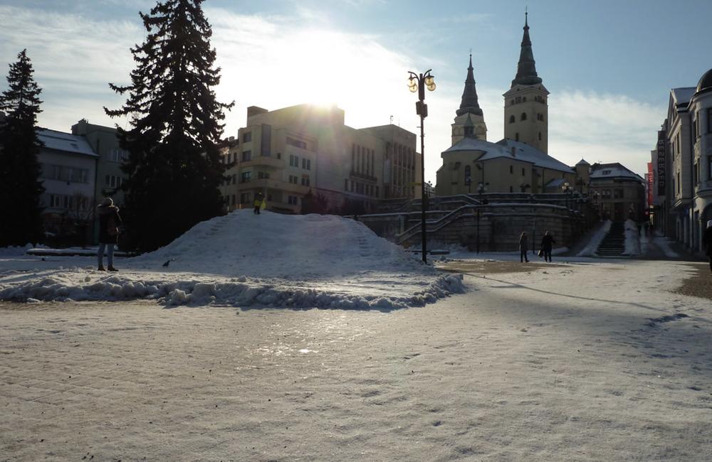 FOTO: Na Hlinkovom námestí vytvorilo mesto kopec zo snehu pre deti, foto 3