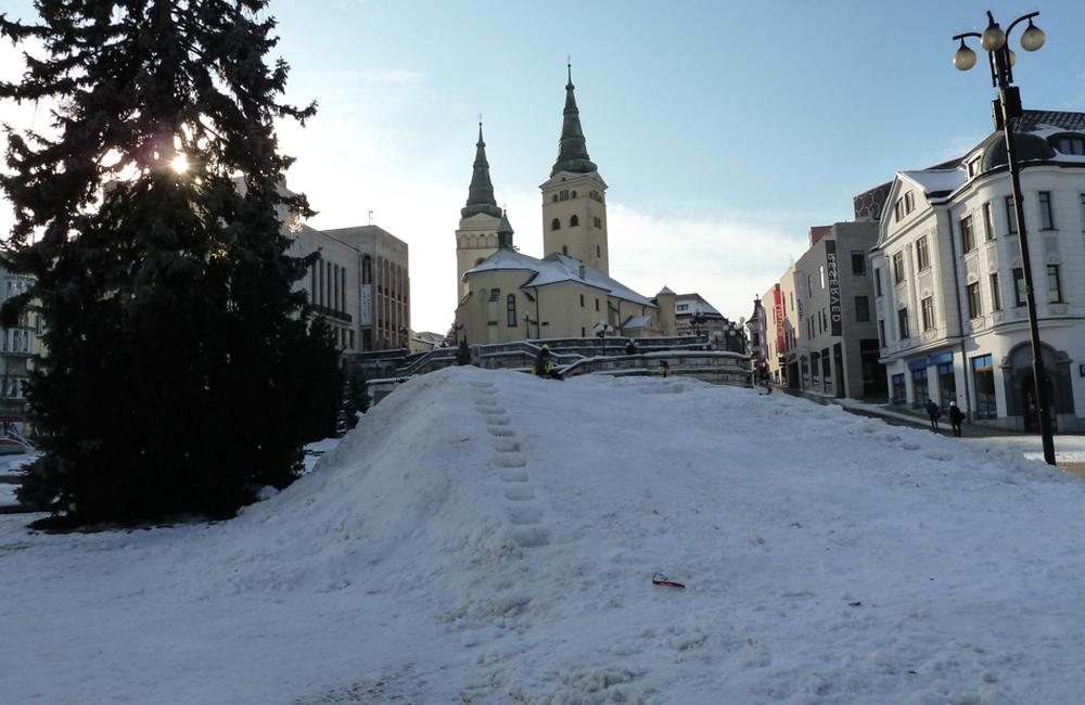 FOTO: Na Hlinkovom námestí vytvorilo mesto kopec zo snehu pre deti, foto 4