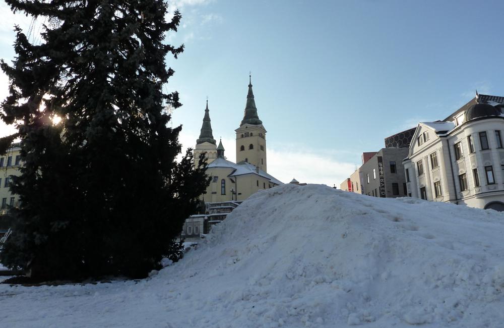 FOTO: Na Hlinkovom námestí vytvorilo mesto kopec zo snehu pre deti, foto 5