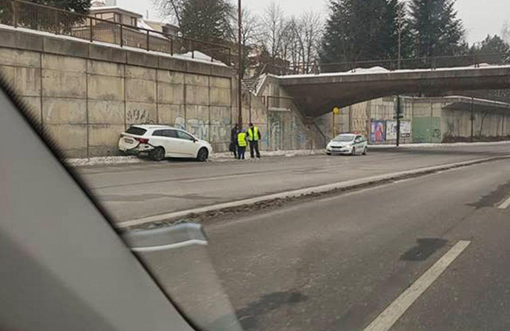 Nebezpečný vodič búral do áut v Žiline, foto 5