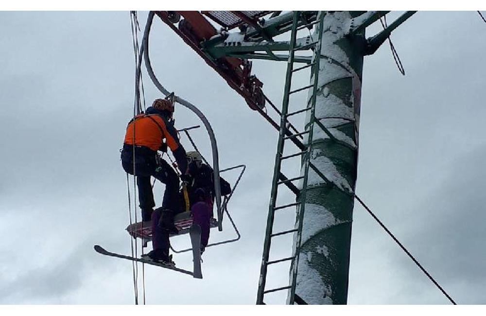 Evakuácia uviaznutých lyžiarov na lanovke v Párnici, foto 1