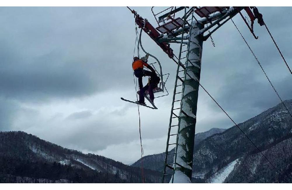 Evakuácia uviaznutých lyžiarov na lanovke v Párnici, foto 3