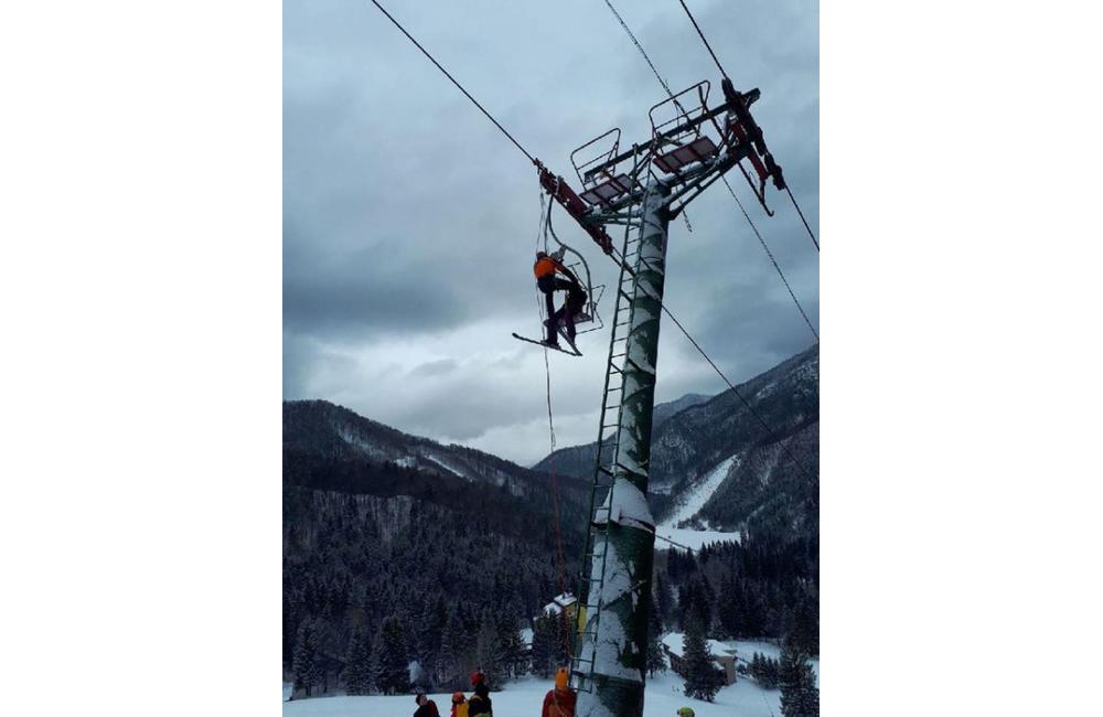 Evakuácia uviaznutých lyžiarov na lanovke v Párnici, foto 4