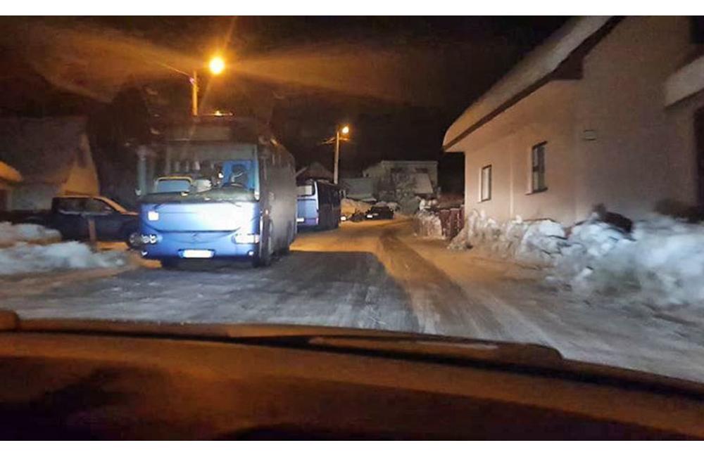 V obci Lysica parkuje niekedy až šesť autobusov SAD, foto 2
