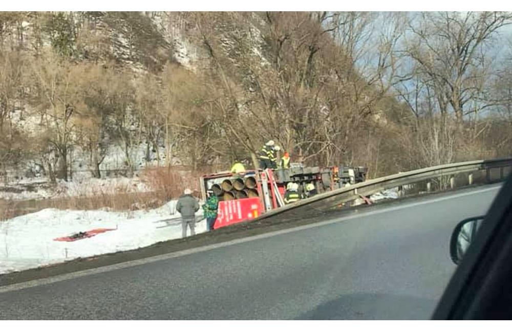 Dopravná nehoda kamióna a dodávky v Brodne 1.2.2019, foto 3