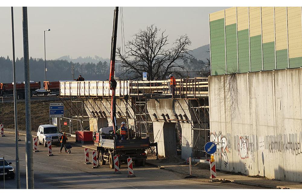 FOTO: Práce na stavbe diaľničného privádzača po zime opäť obnovili, foto 1