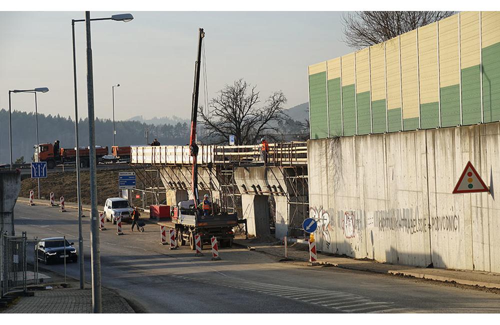 FOTO: Práce na stavbe diaľničného privádzača po zime opäť obnovili, foto 2