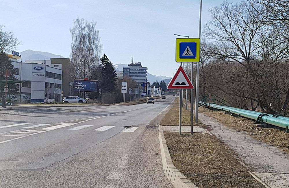 FOTO: Výtlky na Rosinskej ceste sa objavujú každý rok, úsek označili značkou, foto 1