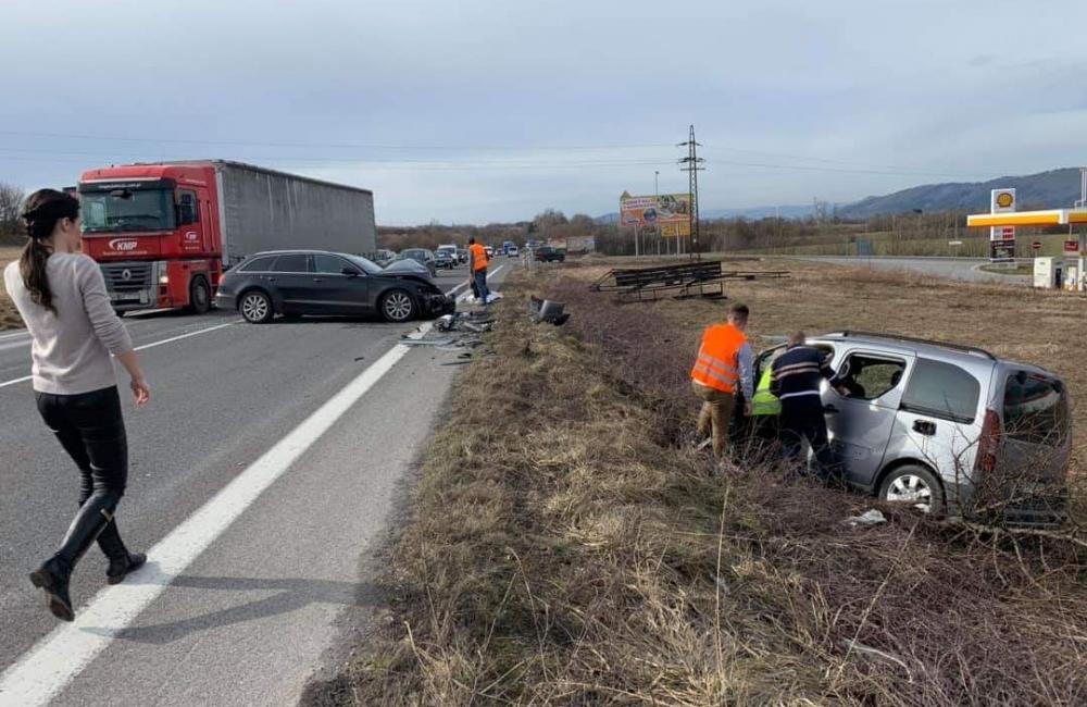 Dopravná nehoda pri obci Strečno 4.3.2019, foto 1