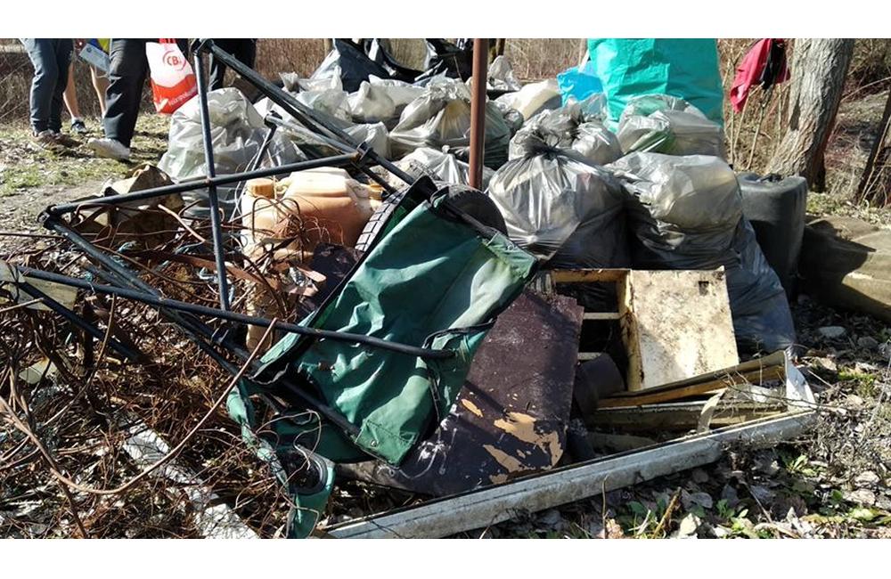 FOTO: Dobrovoľníci vyzbierali na Strážovskom rybníku 31 vriec odpadu, foto 5