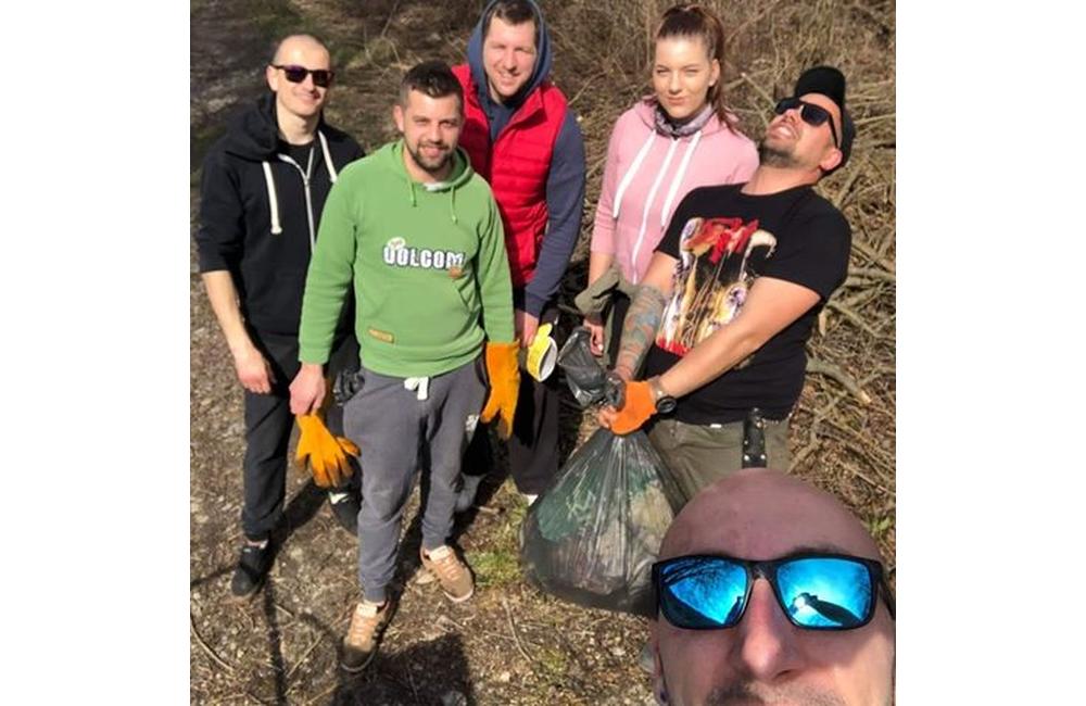 FOTO: Dobrovoľníci vyzbierali na Strážovskom rybníku 31 vriec odpadu, foto 6