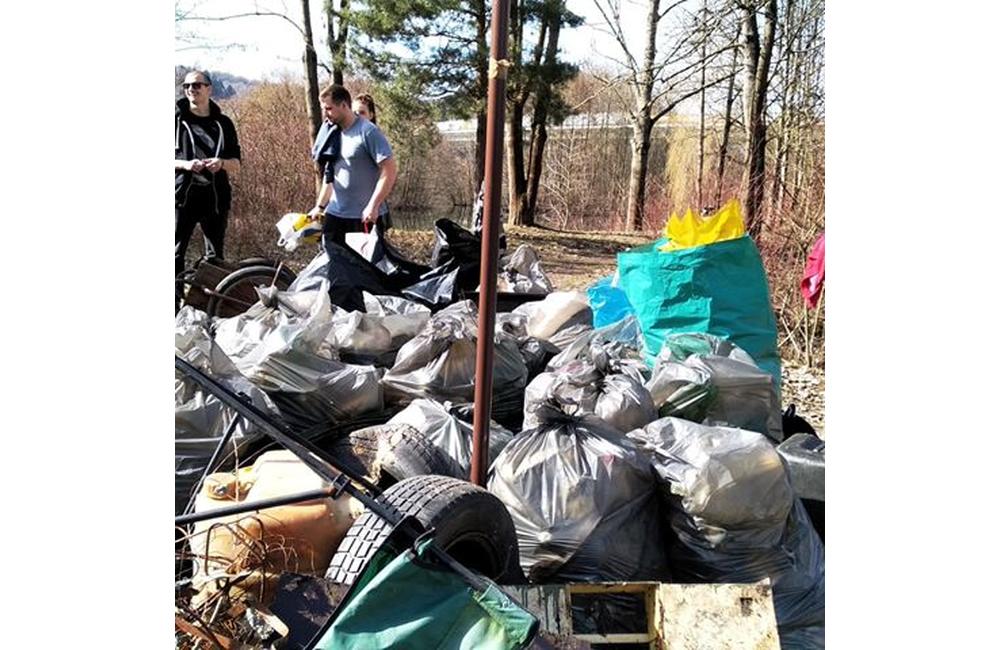 FOTO: Dobrovoľníci vyzbierali na Strážovskom rybníku 31 vriec odpadu, foto 11