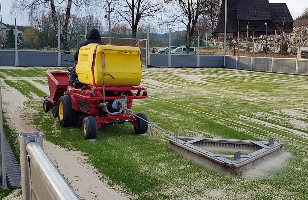 Výmena umelého trávnika na školskom ihrisku v mestskej časti Žilina - Trnové, foto 2