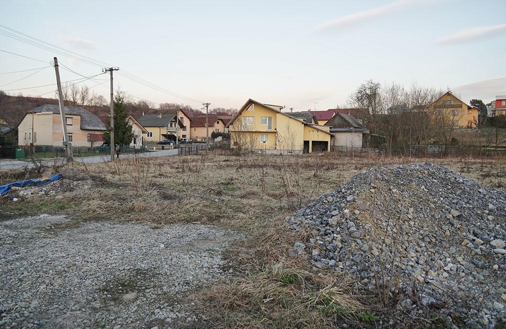 Pozemok pre plánovanú výstavbu predajne COOP Jednota v Trnovom, foto 1