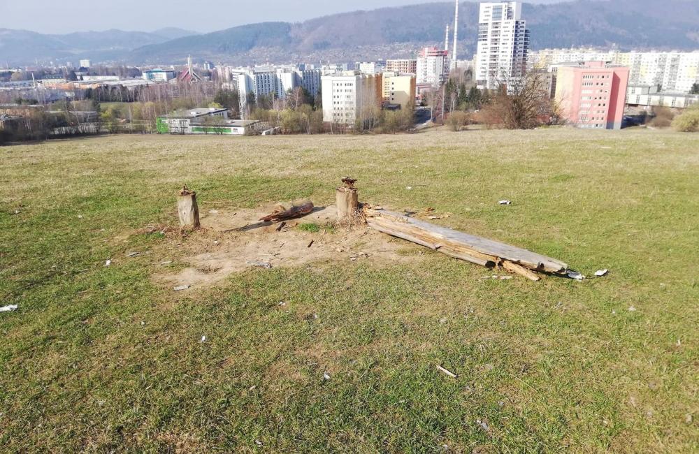 FOTO: Neznámy vandal poškodil lavičku nad Vlčincami , foto 1