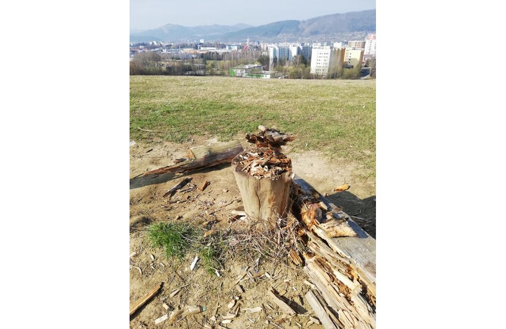 FOTO: Neznámy vandal poškodil lavičku nad Vlčincami , foto 2