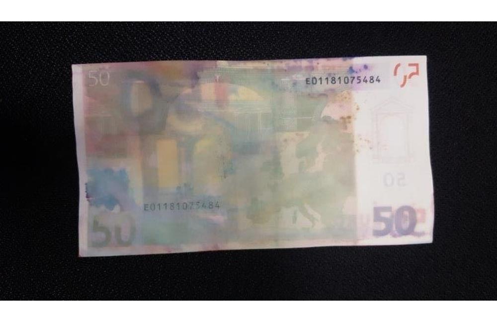 18-ročný mladík sa pokúšal zmeniť v banke falošné bankovky, foto 1